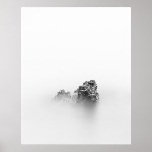 Abgeschiedener Fels in einem Nebel Poster