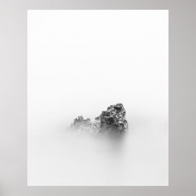 Abgeschiedener Fels in einem Nebel Poster (Vorne)