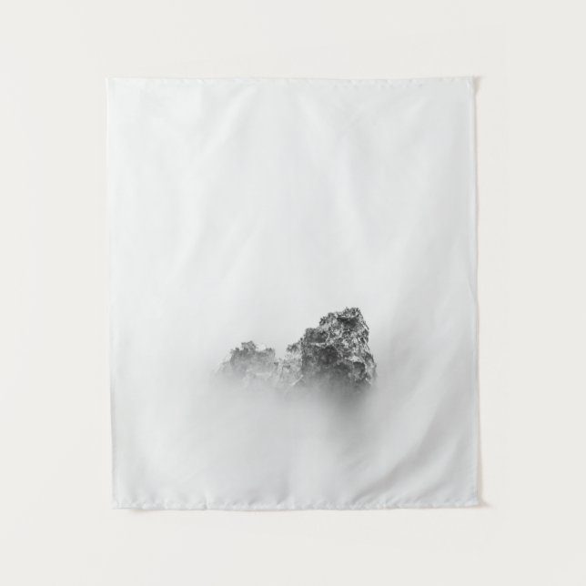 Abgeschiedener Fels in einem Nebel Wandteppich (Vorderseite)