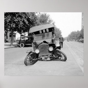 Abgestürztes Oldtimer-Auto, 1922. Vintage-Foto Poster