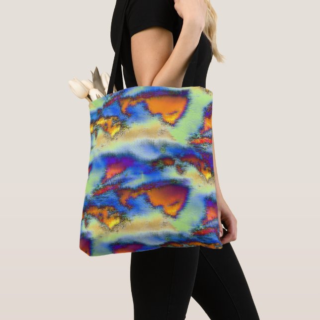 Abgetragene Wolken an orangefarbener, tropfender T Tasche (Von Nahem)
