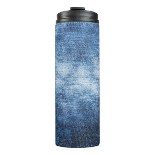 Abgetragener Denim-Stoff, texturierter Hintergrund Thermosbecher