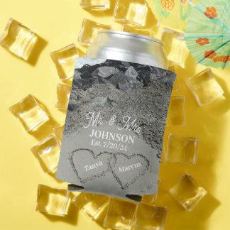 Abkühlung - zwei Herzen im Sand Dosenkühler