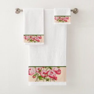 Abondance rose sur un ensemble de serviettes de ba