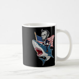 Abraham Lincoln reitet einen Hai 4. Juli Patriot Kaffeetasse