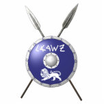 Abschirmung und Speere Fotoskulptur Magnet<br><div class="desc">Eine Darstellung eines Maccabee's Schildes und zwei Speere. Der Schild wird von einem Löwen und Text mit dem Text "Israel" (Israel) im Paleo-Hebräischen Alphabet geschmückt. Die Maccabees waren jüdische Rebellen, die Juden aus dem Joch des Seleukiden Reiches befreiten. Chanukkah ist nicht nur ein Mittelwinterfest mit Kerzen und frittierten Köstlichkeiten, es...</div>
