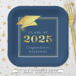 Abschluss 2025 Blue Imitats Gold oder Farbe Pappteller<br><div class="desc">Elegante personalisierte, benutzerdefinierte Farbe KLASSE OF 2024 Graduierungsparty Papier-Teller mit GRATULATIONS und den Namen Ihres Absolventen mit einem Imitat metallisches Gold 2025 und Graduierung oder Mörtel in Ihrer Wahl der Hintergrundfarbe (in Blau) können Sie zu einer Schule Farbe oder koordinieren Party Thema Farbe. HILFE: Für Hilfe bei der Modifikation/Personalisierung des...</div>