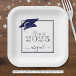 Abschluss 2025 Imitats Metallic Navy Silver Script Pappteller<br><div class="desc">Moderne personalisierte Teller der 2025 Marineschule Blau, Silber und Weiß mit dem Namen Ihres Absolventen in einem schicken handgeschriebenen Drehbuch mit Imitaten Metallic marineblau Graduierung Kappe und Imitate metallisches Silber 2025. HILFE: Für Hilfe bei der Modifikation/Personalisierung des Designs, der Farbänderung, der Übertragung des Designs auf ein anderes Produkt oder der...</div>