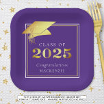 Abschluss 2025 Lila Imitate Metallic Gold Pappteller<br><div class="desc">Elegante personalisierte Farbe KLASSE OF 2025 Graduierungsparty Papier-Teller mit GRATULATIONS und den Namen Ihres Graduierten mit einem Imitat metallische Goldfolie 2025 und Graduierungshülse oder Mörtel in Ihrer Wahl der Hintergrundfarbe (in lila dargestellt) können Sie zu einer Schulfarbe ändern oder koordinieren Party Thema Farbe. HILFE: Für Hilfe bei der Modifikation/Personalisierung des...</div>