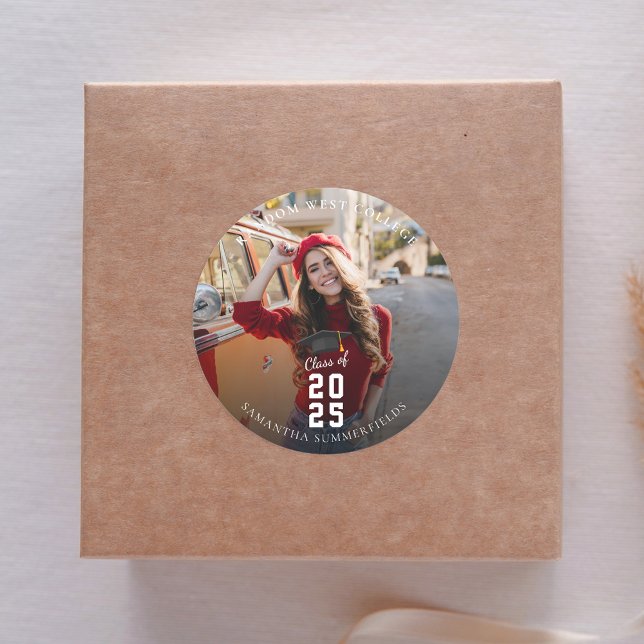 Abschluss 2025 Rotes Foto Grad Party Runder Aufkleber (Graduation 2025 Red Photo Grad Party Classic Round Sticker)