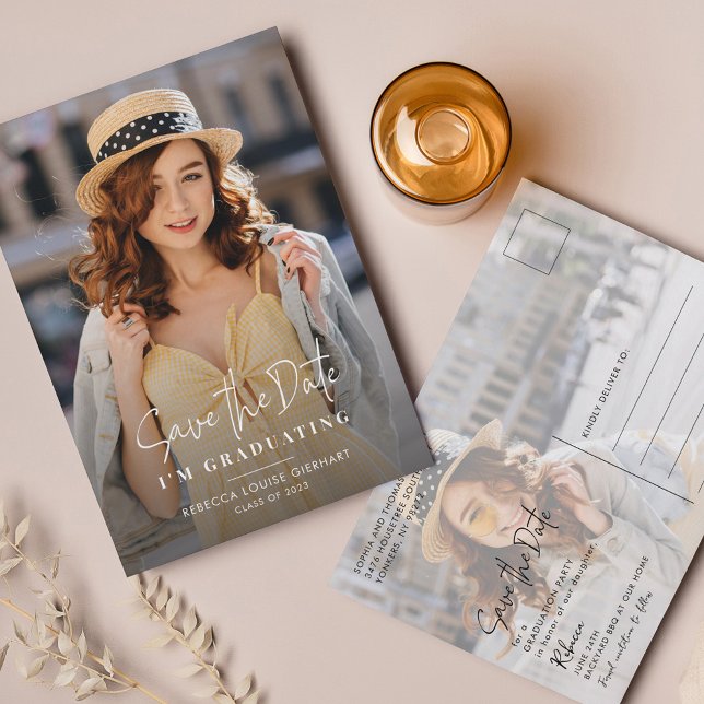 Abschluss 2025 Save the Date Grad Foto Ankündigungspostkarte (Graduation Photos Script Save the Date Announcement Postcard)