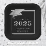Abschluss 2025 Schwarze Imitate Metallic Silver Pappteller<br><div class="desc">Elegante personalisierte Farbe KLASSE OF 2025 Graduierungsparty Papier Teller mit GRATULATIONS und den Namen Ihres Absolventen mit einem Imitat metallische silberne Folie 2025 und Graduierung oder Mörtel in Ihrer Wahl der Hintergrundfarbe (in schwarz gezeigt) können Sie zu einer Schule Farbe ändern oder koordinieren Party Thema Farbe. HILFE: Für Hilfe bei...</div>