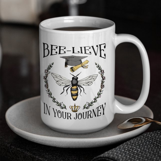 Abschluss Bee-Leve in Ihrer Reise Biene Grad Kaffeetasse (Bee-lieve in Your Journey Queen Bee, crown, Grad Cap, Gown.
Custom Grad Photo & Class of 2024 (15oz))