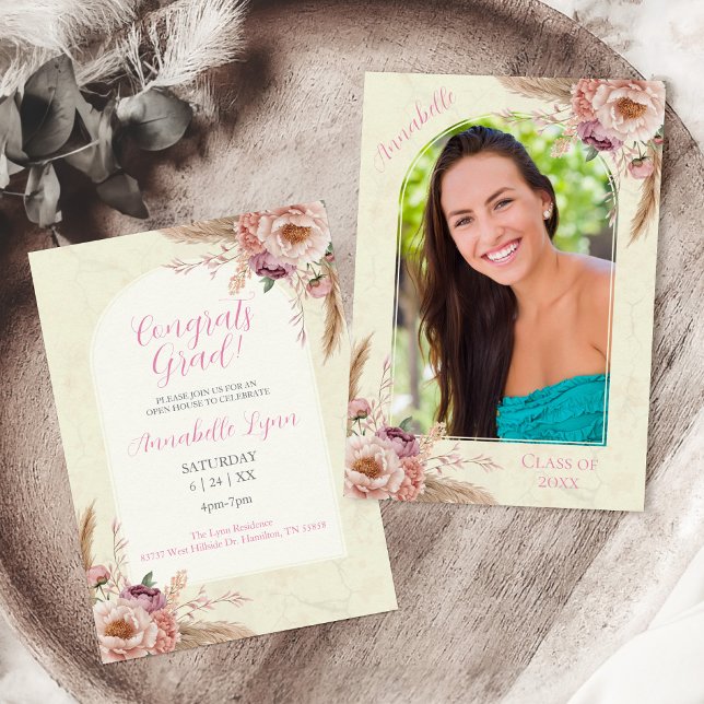 Abschluss "Beige und rosa Boho" Einladung (Photo Boho Floral with Pampas Grass and Blush Pink Flowers Graduation Invitation front & back shown)