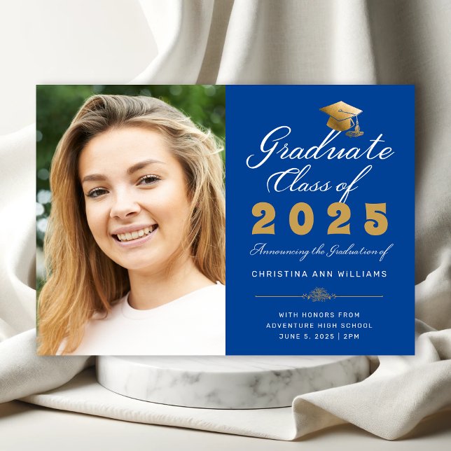 Abschluss Blue Gold Script Class of 2025 Foto Ankündigung (Elegant Royal Blue Photo Graduation Announcement with Gold and White Calligraphy)