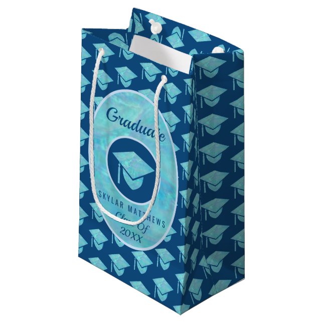 Abschluss Blue Opal Trendy Pattern Graduate Kleine Geschenktüte (Vorderseite Schrägansicht)