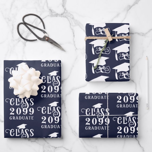 Abschluss Class Year Navy Blue White Cap Diploma Geschenkpapier Set (Vorderseite)