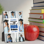 Abschluss-Collage-Foto der Blue Class 2026 Fotoplatte<br><div class="desc">Diese Abschluss-Collage enthält blaues Schriftbild für eine Abschlussfoto-Tafel der Klasse 2026. Fügen Sie Ihre 7 Lieblingsfotos von Absolventen zusammen mit dem Namen Ihrer High School oder Universität in der Mitte dieses Erinnerungsstücks hinzu.</div>