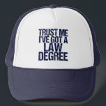 Abschluss der Funny Law School Personalisiert Anwä Truckerkappe<br><div class="desc">Vertrau mir,  ich habe einen Jurastudium got. Ein lustiges Abschluss für einen Jurastudenten,  der gerade die Bar-Prüfung abgelegt und bestanden hat. Ein kleiner Spaß mit Rechtsanwalt.</div>