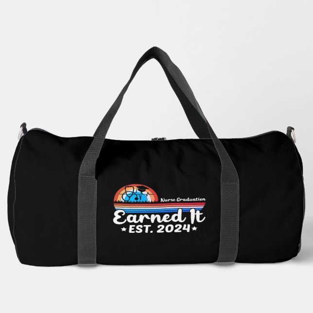 Abschluss der Krankenversicherung: Verdient 2024 Duffle Bag (Vorderseite)