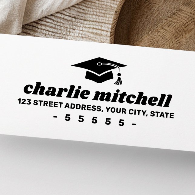 Abschluss, der Schriftart rückgängig machen, kühne Gummistempel (Graduation hat retro font bold return address rubber stamp)