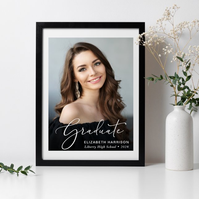 Abschluss Elegantes White Script Foto Overlay Poster (Von Creator hochgeladen)