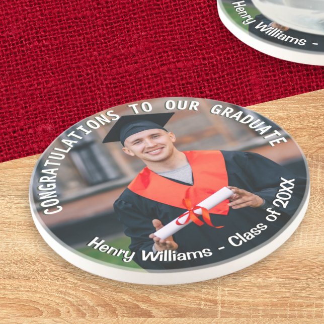 Abschluss Foto Benutzerdefinierter Text-Graduate Getränkeuntersetzer (A coaster for graduation day with custom photo, name, 'class of' year and congratulations message)