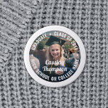 Abschluss Foto Class Jahr Modern Text Overlay Button<br><div class="desc">Sprechen Sie mit Glückwunsch und zeigen Sie Ihren Stolz auf den Absolvent mit coolen personalisierten Foto-Buttons / Abzeichen. (IMAGE PLACEMENT TIP: Eine einfache Möglichkeit, ein Foto genau so zu zentrieren, wie Sie es gewollt haben, ist es, es einzuschneiden, bevor Sie es auf die Zazzle-Website hochladen.) Der gesamte Text ist einfach...</div>