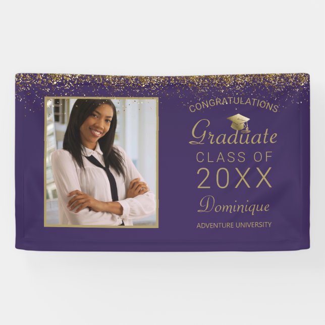 Abschluss Foto Gold Glam Script Grad Cap Lila Banner (Horizontal)