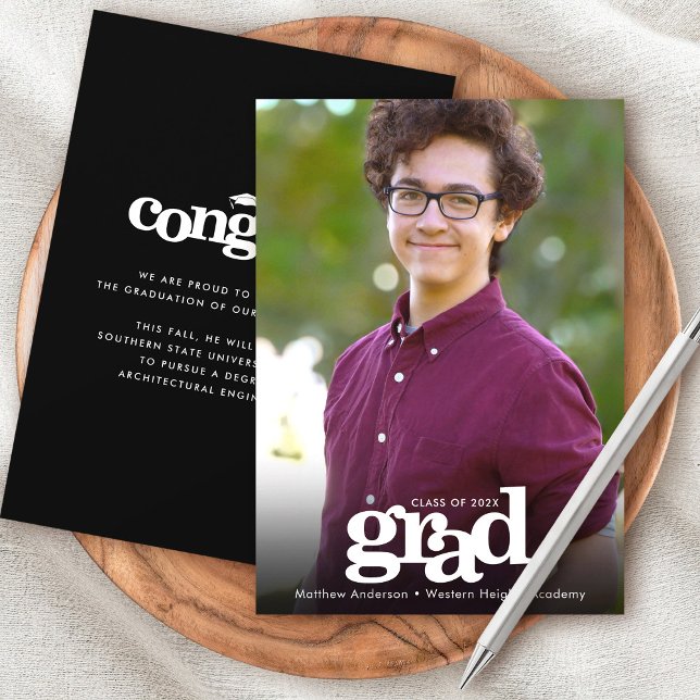 Abschluss Foto schlichte moderne, fette Typografie Ankündigung (Von Creator hochgeladen)