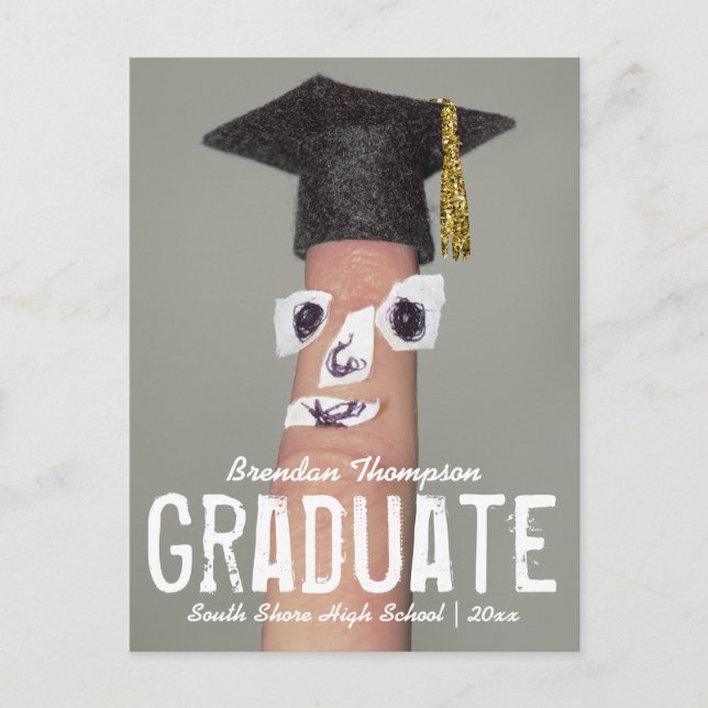 Abschluss Funny Finger Cartoon Grad Cap Ankündigungspostkarte (Vorderseite)