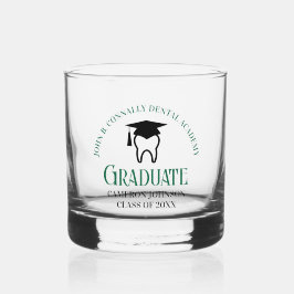 Abschluss für Zahnärzte in der grünen Zahnarztschu Whiskyglas
