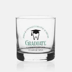 Abschluss für Zahnärzte in der grünen Zahnarztschu Whiskyglas