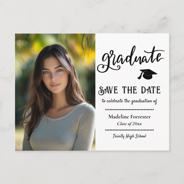Abschluss Modernes Drehbuch Save the Date Grad Fot Ankündigungspostkarte (Vorderseite)