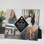 Abschluss Modernes, elegantes Skript 4 Foto Collag Fotoplatte<br><div class="desc">Das elegante,  klassisch schwarz-weiße Typografie-Skript macht aus einem stilvollen personalisierten Abschluss 4 Foto Gitter Sake großen Plakette.           Einfach mit Ihren Details und vier individuellen Bildern anpassen!             Wenn Sie eine bestimmte Farbe oder Kombination benötigen,  schreiben Sie bitte dem Designer über den Button unten!</div>