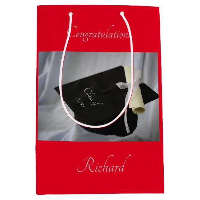Abschluss Red Cap & Diploma Personalisiert Mittlere Geschenktüte (Vorderseite)