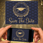 Abschluss Save the Date Gold Cap Art Deco<br><div class="desc">Ich entwerfe gerne Kunstwerke für Abschluss. Das ist ein wunderschöner und einzigartiger Art Deko Stil mit eleganten klassischen Farben wie Gold, Schwarz und Blau. Ankündigung Datum freihalten. Moderner Text. Fügen Sie Ihre eigene Nachricht auf der Kartenrückseite hinzu, die Ihre Familie und Freunde detailliert informiert, um für eine Abschluss-Zeremonie, Veranstaltung, Party...</div>