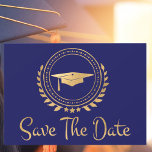 Abschluss Save the Date Gold Grad Cap Blue<br><div class="desc">Ich entwerfe gerne Kunstwerke für Abschlüsse. Das ist eine moderne, einfache und elegante klassische Gold- und blaufarbene Ankündigung Datum freihalten-Karte. Moderner Text. Fügen Sie Ihre eigene Nachricht auf der Kartenrückseite hinzu, die Ihre Familie und Freunde detailliert informiert, um für eine Abschluss-Zeremonie, Veranstaltung, Party oder andere Veranstaltungen Save the Date zu...</div>