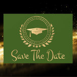 Abschluss Save the Date Gold Grad Cap Green<br><div class="desc">Das ist eine moderne, einfache und elegante klassische Gold- und Green School-farbene Ankündigung Datum freihalten-Karte. Moderner Text. Fügen Sie Ihre eigene Nachricht auf der Kartenrückseite hinzu, die Ihre Familie und Freunde detailliert informiert, um für eine Abschluss-Zeremonie, Veranstaltung, Party oder andere Veranstaltungen Save the Date zu können. Das Logo-Design umfasst Lorbeerkronen,...</div>