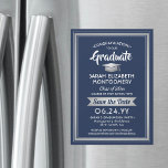 Abschluss Save the Date Navy Blue und White Magneteinladung<br><div class="desc">Teilen Sie mit diesen eleganten marineblauen, weißen und silberfarbenen magnetischen Einladungen die freudige Nachricht von Ihrer bevorstehenden Abschlussfeier. Der gesamte Text ist einfach anzupassen. Magnetische Rücken macht sie einfach für Familie und Freunde zu zeigen. Das Design umfasst silberne Imitate mit metallischer Folie, handgeschriebene Schriftzeichen-Kalligraphie und modernen Typografen-Graduiertennamen, Jahrgang und Schule....</div>