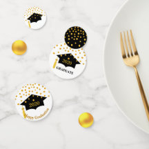 Abschluss schwarze Kappe und goldene Tischkonfetti