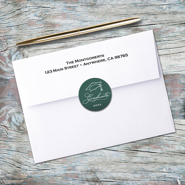 Abschluss Script Dark Green Umschlag Aufkleber (Graduation script and grad hat on dark green envelope seals)