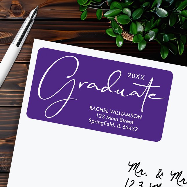 Abschluss Script Lila Rücksendeadresse Adressaufkleber (Graduation script purple return address labels, 2.375" x 1.25", 18 labels per sheet)