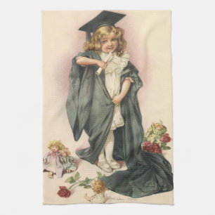 Abschluss Vintage, Mädchen mit Abschlussmütze und  Geschirrtuch