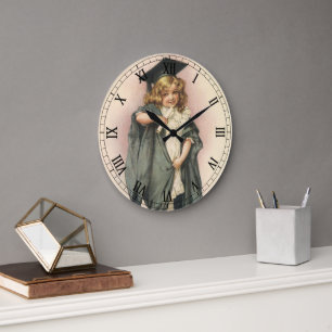 Abschluss Vintage, Mädchen mit Abschlussmütze und  Große Wanduhr