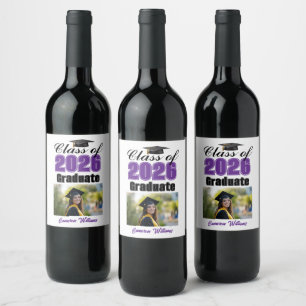 Abschlussfeier-Foto der Purple Class 2026 Weinetikett