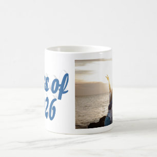 Abschlussfoto 2026 in blauem Text Kaffeetasse