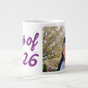 Abschlussfoto im lila Schriftzug der Klasse 2026 Jumbo-Tasse