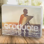 Absolvent 20XX Retro Cooles einfaches Jahr Foto Holzkisten Schild<br><div class="desc">Dieses einfache und moderne Design besteht aus Serifentypografie. "GRAD" auf einem Farbblock.</div>
