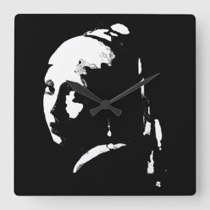 Abstraite fille avec une horloge murale perle à or